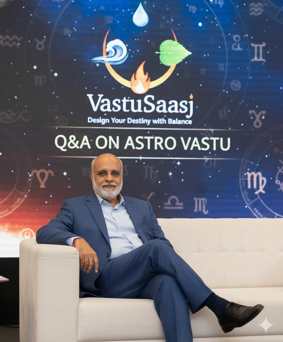 Alok Shukla answering questions at an Astro Vastu session